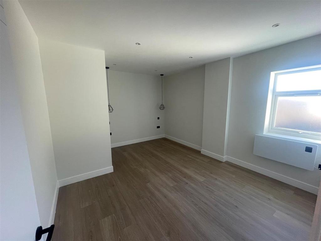 Westborough Road, Southend 2 bed flat £1,650 pcm (£381 pw)