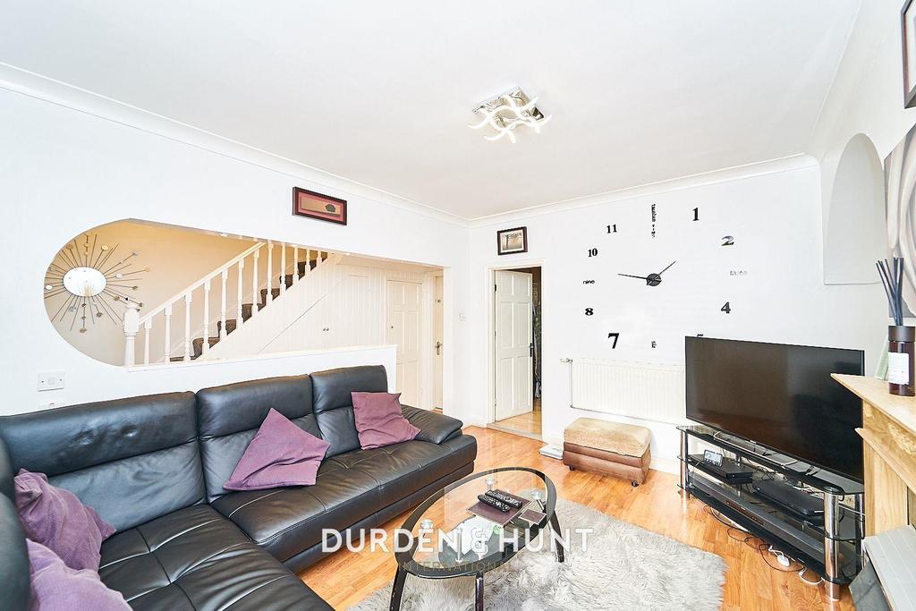 Arnold Road, Dagenham, RM9 3 bed terraced house £400,000