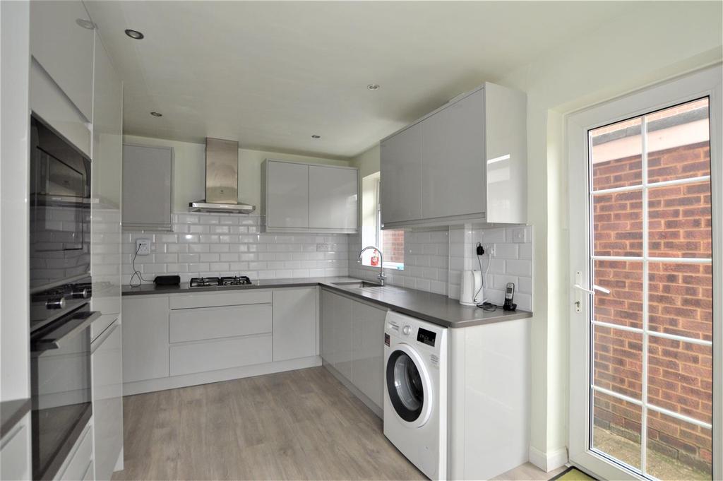 Suffolk Close, London Colney 4 bed detached house £2,250 pcm (£519 pw)