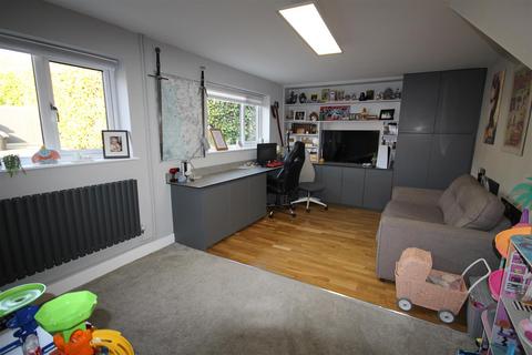 16 Friars Close, Cheadle, Stoke-on-trent, ST10 1AT