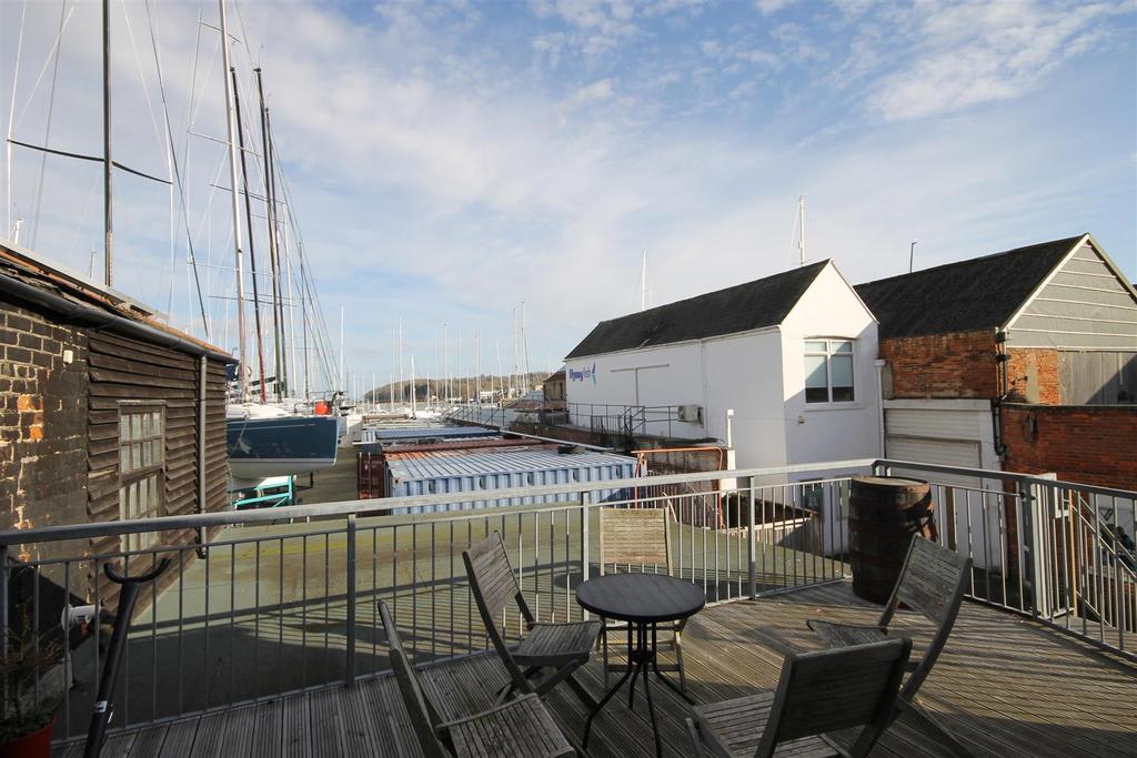 High Street Cowes 2 Bed Flat 750 Pcm 173 Pw high-street-cowes-2-bed-flat-750-pcm-173-pw