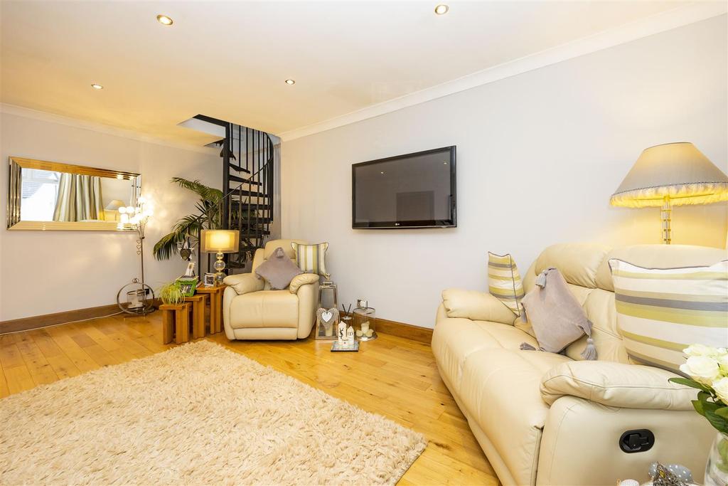 Fourth Ave, Auchinloch, Glasgow 2 bed semidetached bungalow £850 pcm