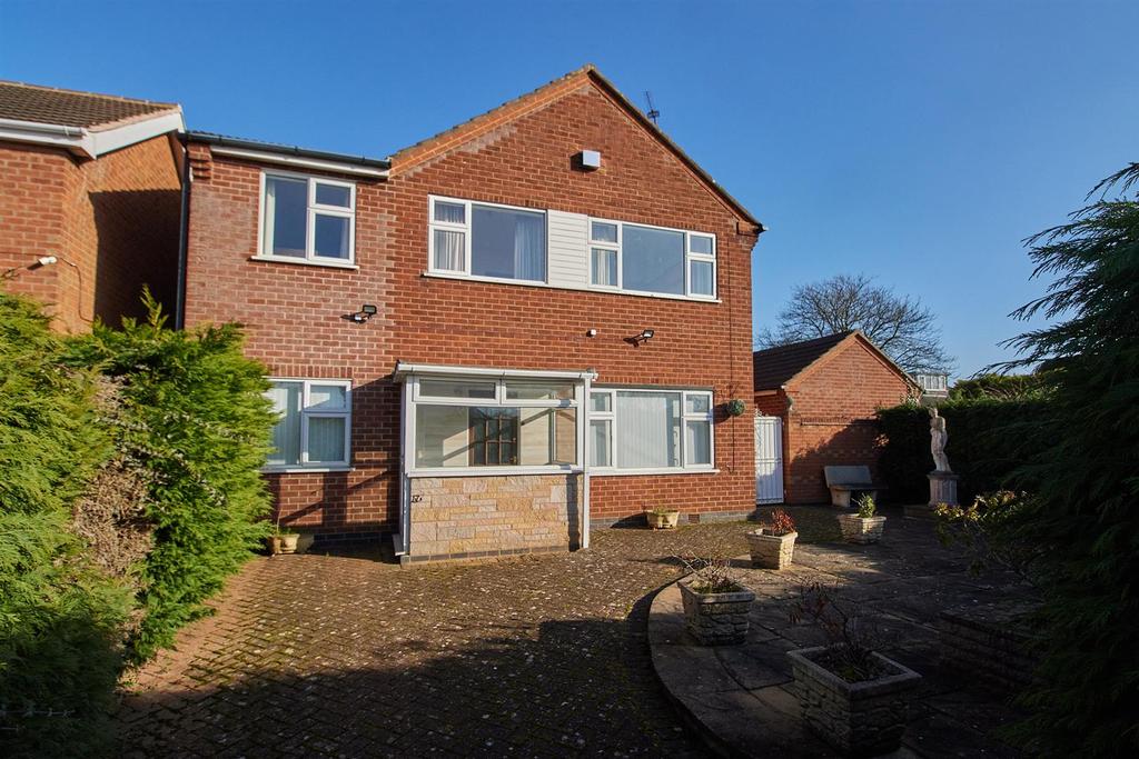 Woodfield Road, Burbage 5 bed detached house £475,000