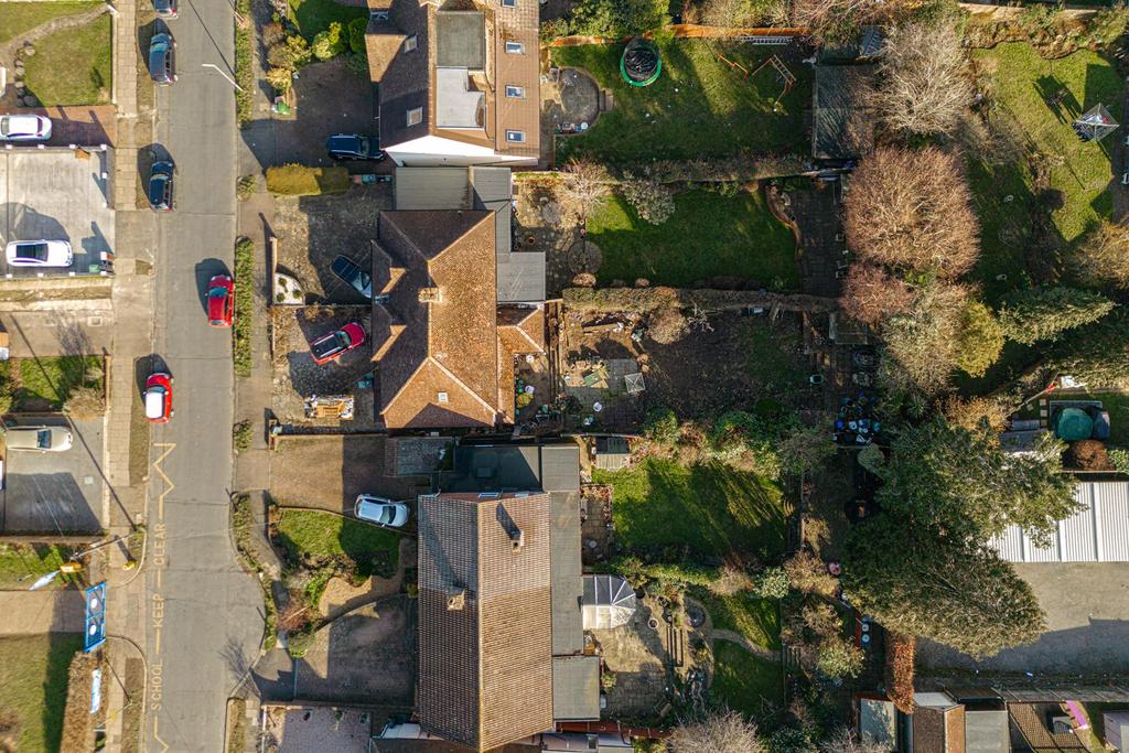 Partridge Mead, Banstead 4 bed semidetached house £650,000
