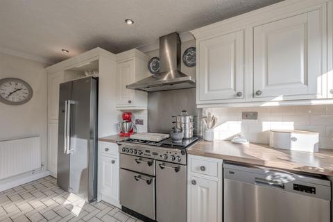 11 Barnett Close, Kingswinford, DY6 9PW