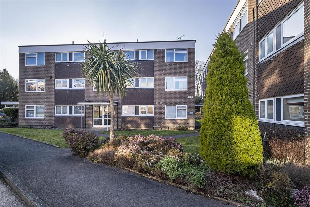 Downs Hill Road, Epsom 2 bed flat for sale £350,000