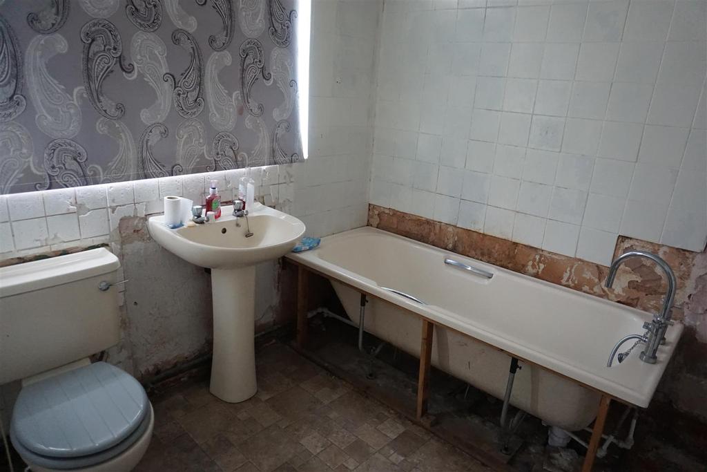 Beech Road, Skellow, Doncaster 3 bed end of terrace house £100,000