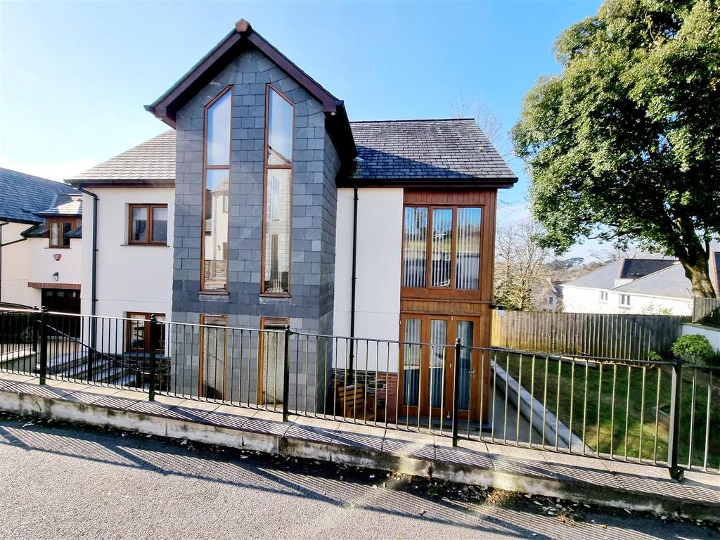 Manaton Drive, Launceston 5 bed link detached house for sale £435,000