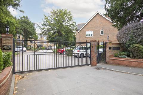 7 Village Park Close, Enfield, EN1 2SG
