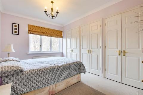 7 Village Park Close, Enfield, EN1 2SG