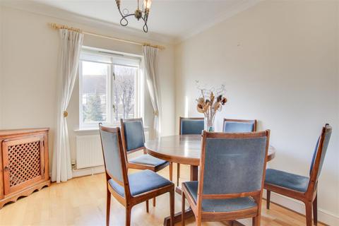7 Village Park Close, Enfield, EN1 2SG