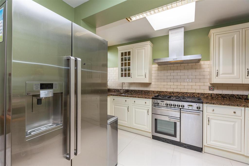 Mora Road, London, NW2 5 bed terraced house £3,500 pcm (£808 pw)