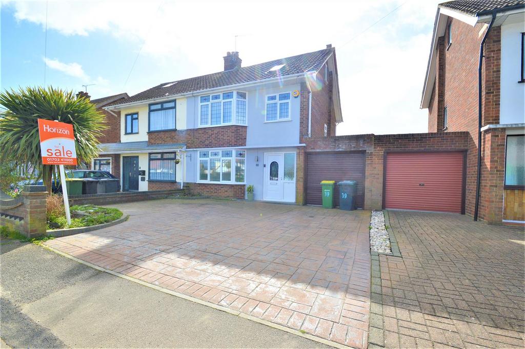 Holt Farm Way, Rochford 4 bed semidetached house £450,000