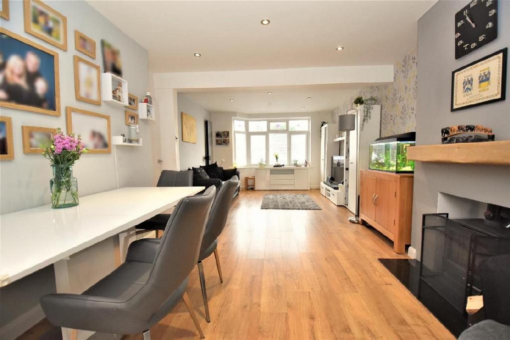 Holt Farm Way, Rochford 4 bed semidetached house £450,000