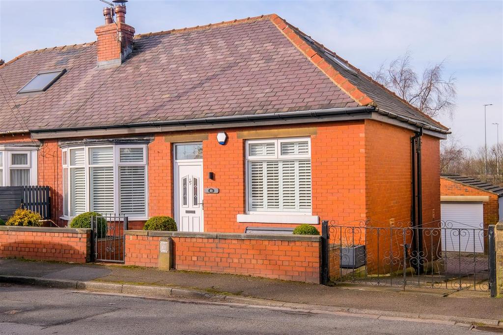 Lindley Moor Road, Huddersfield, HD3 2 bed semidetached bungalow for