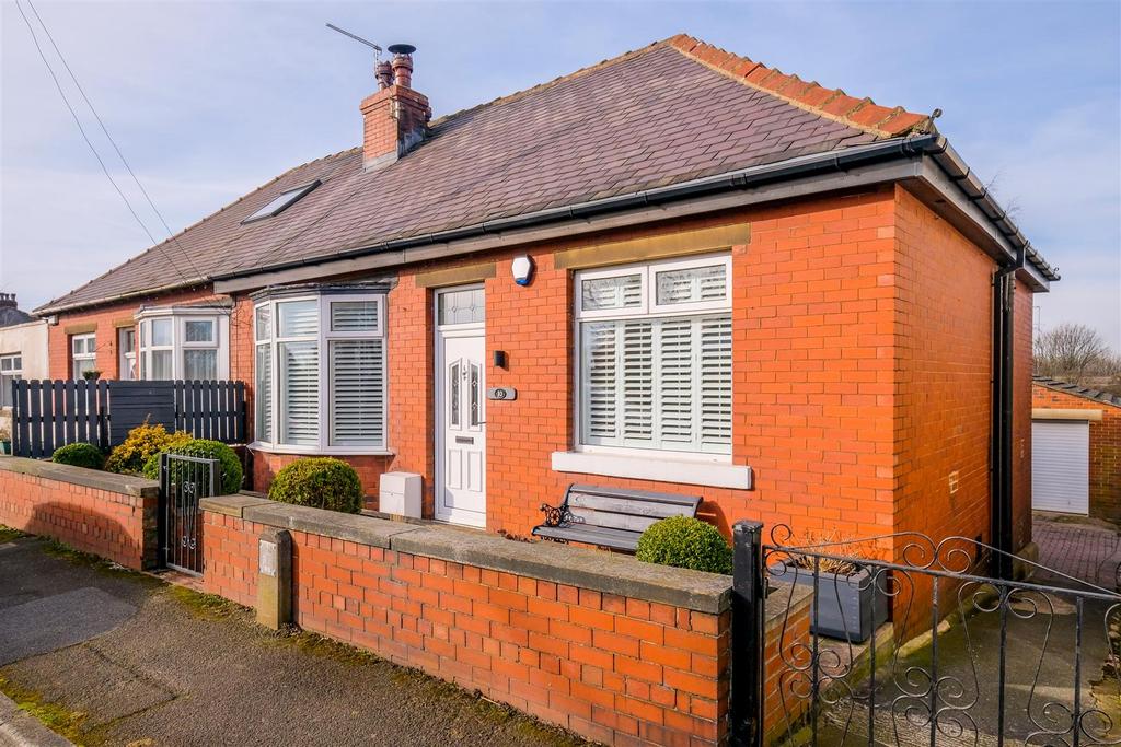 Lindley Moor Road, Huddersfield, HD3 2 bed semidetached bungalow for