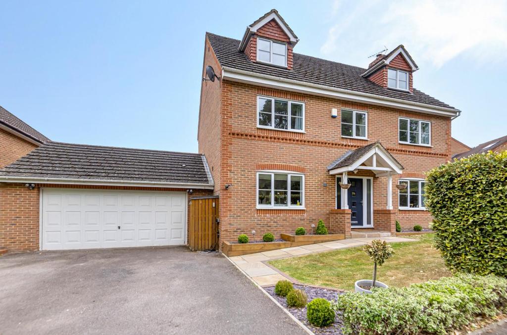 Le Fay Drive, Knightwood Park, Chandler's Ford 5 bed detached