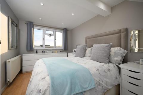 17 Beechcroft Road, Chessington, KT9 1RL