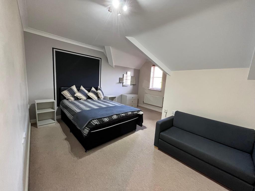 Bedroom One 1.jpg