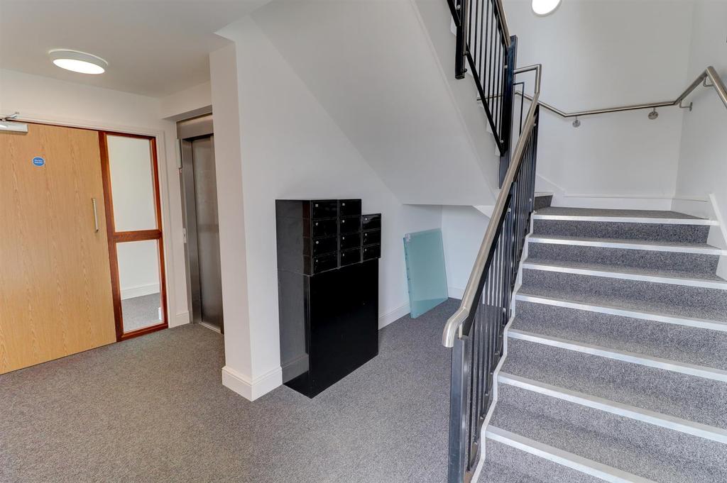 Communal Entrance &amp; Lift Access