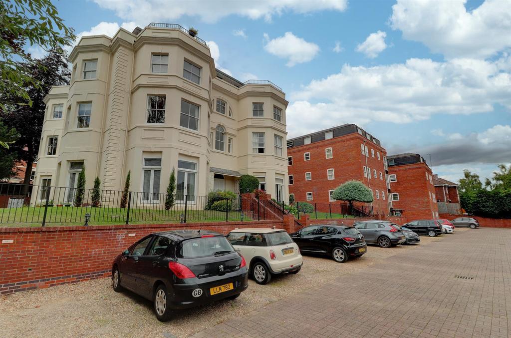 Bridge Street, Kenilworth 2 bed flat £895 pcm (£207 pw)