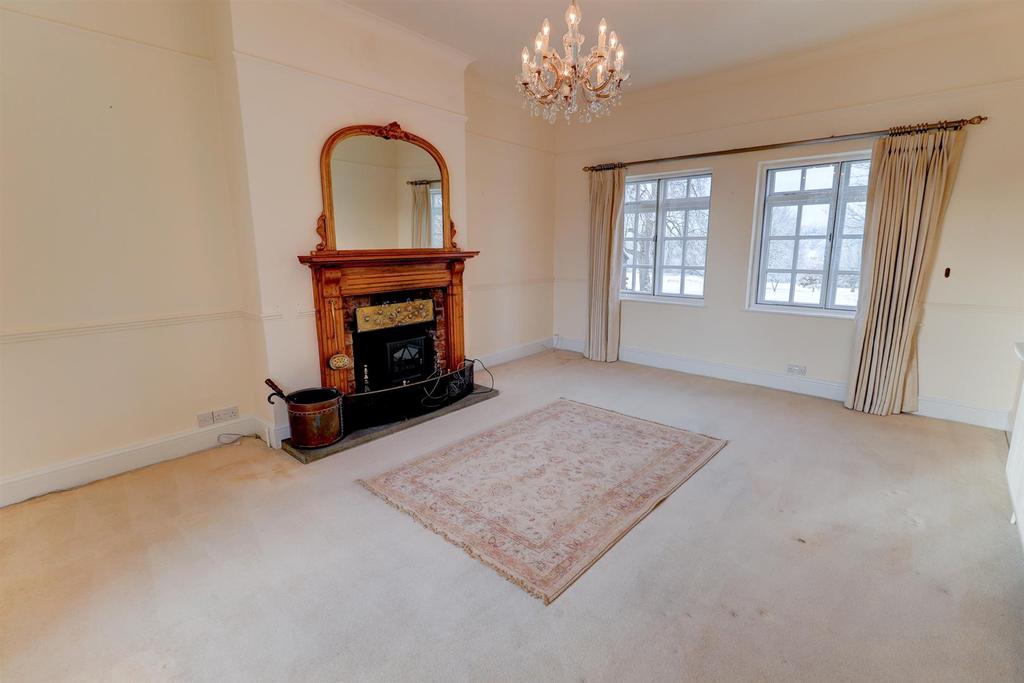 Abbey Hill, Kenilworth 2 bed duplex £1,100 pcm (£254 pw)