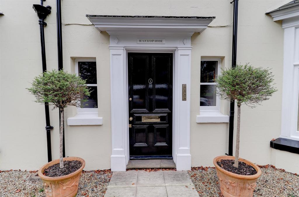Abbey Hill, Kenilworth 2 bed duplex £1,100 pcm (£254 pw)