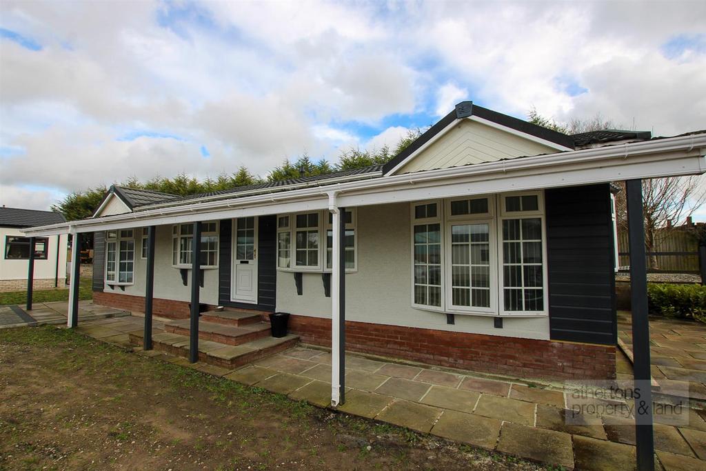 Ledale Mobile Home Park, Clayton Le... 3 bed park home £169,950