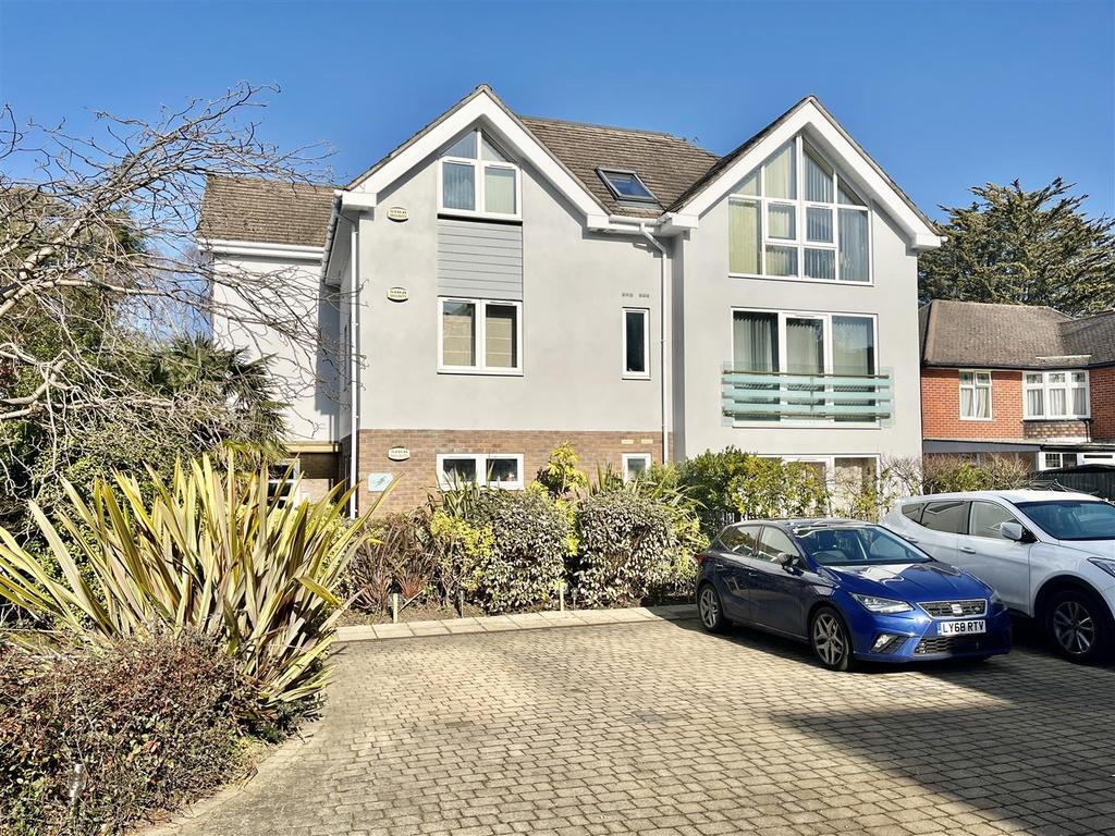 Penn Hill Avenue, Poole 2 bed flat £1,250 pcm (£288 pw)