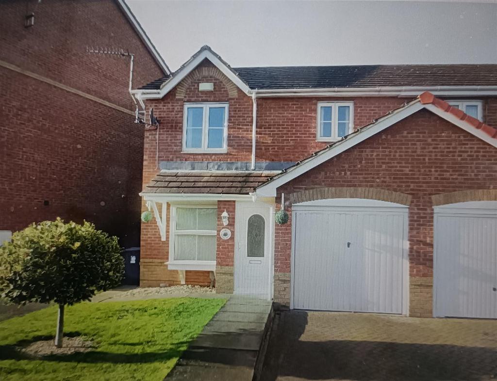 Templewaters, Kingswood, Hull 3 bed semidetached house £795 pcm (£