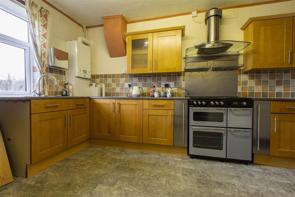 Piccadilly Road, Chesterfield 2 bed semidetached house for sale £180,000
