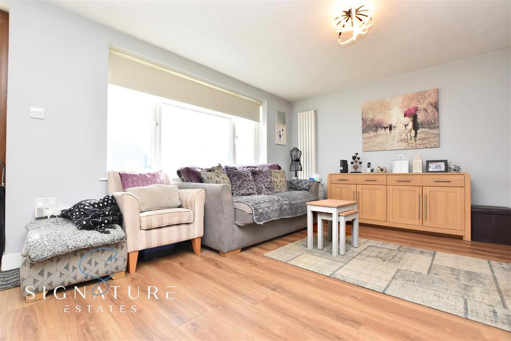 Beechfield, Kings Langley 2 bed £400,000