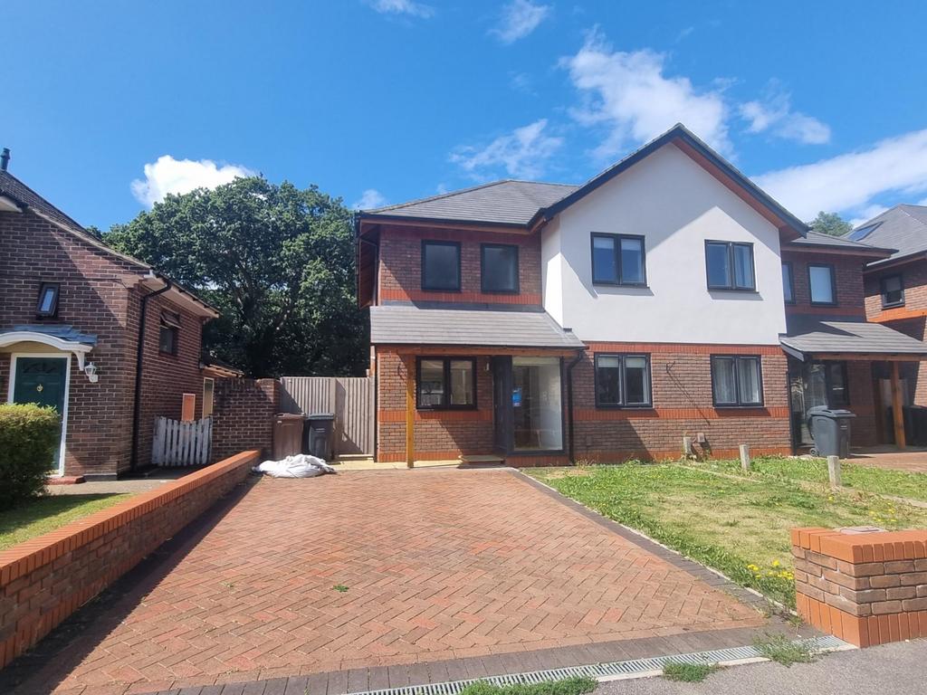 St Nicholas Avenue, Gosport, PO13 4 bed semidetached house £340,000