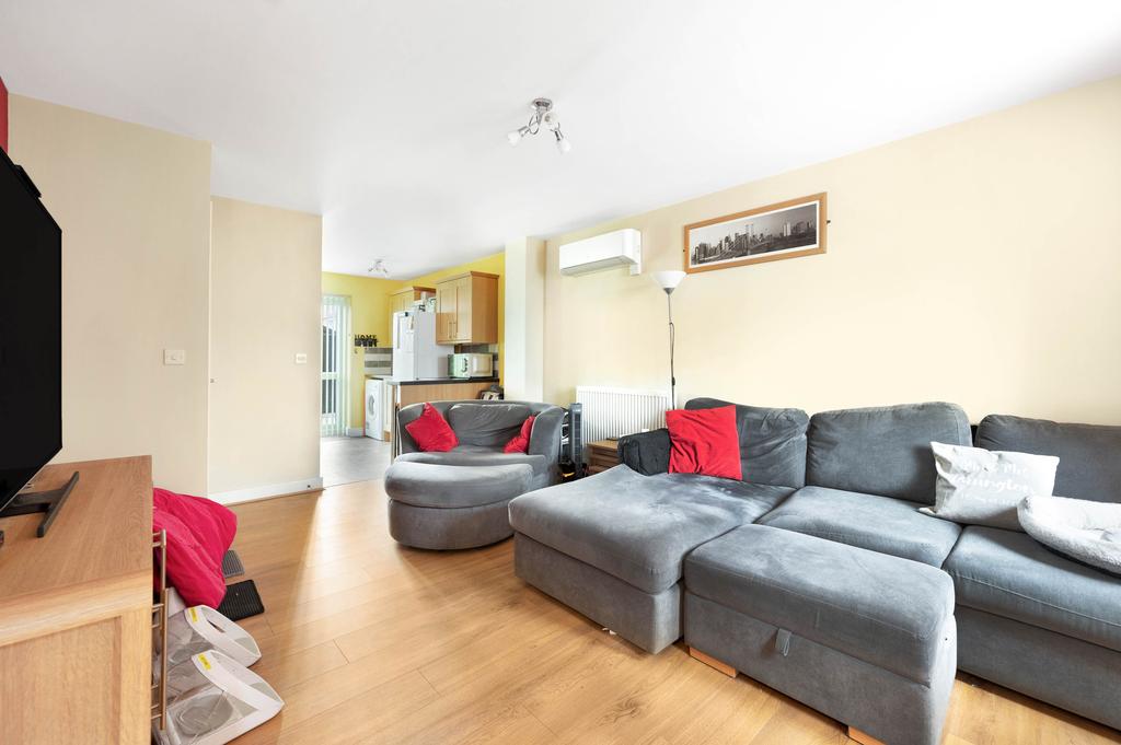 Miller Way, Fengate, Peterborough, PE1 4 bed townhouse £270,000