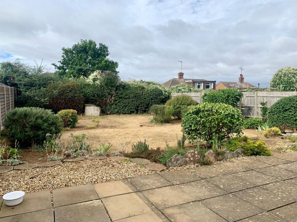 Barons Way, Kingsthorpe, Northampton NN2 8HP 2 bed detached bungalow