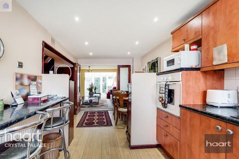 25 Wedgwood Way, London, SE19 3ES