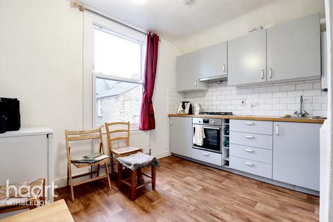 2 bedroom flat to rent, Garratt Lane, London