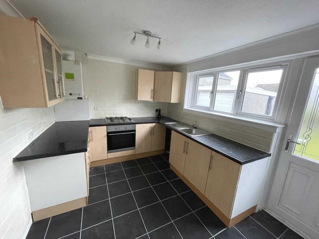 Spey Drive, Renfrew 2 bed semi-detached house - £950 pcm (£219 pw)