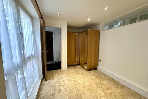 Lower Ground 1 Bed Flat, Olive Grove, N15