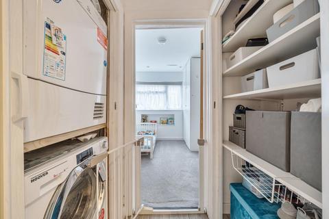 1, Brackendale Court, 54 Park Road, Beckenham, BR3 1QX