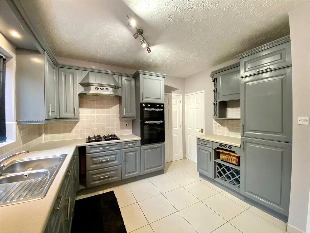 Lomond Gardens, Blackburn... 4 bed detached house £1,300 pcm (£300 pw)