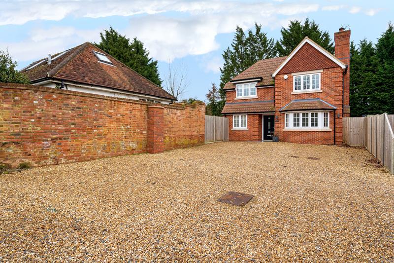 North Street, Winkfield, SL4 4 bed detached house £4,000 pcm (£923 pw)