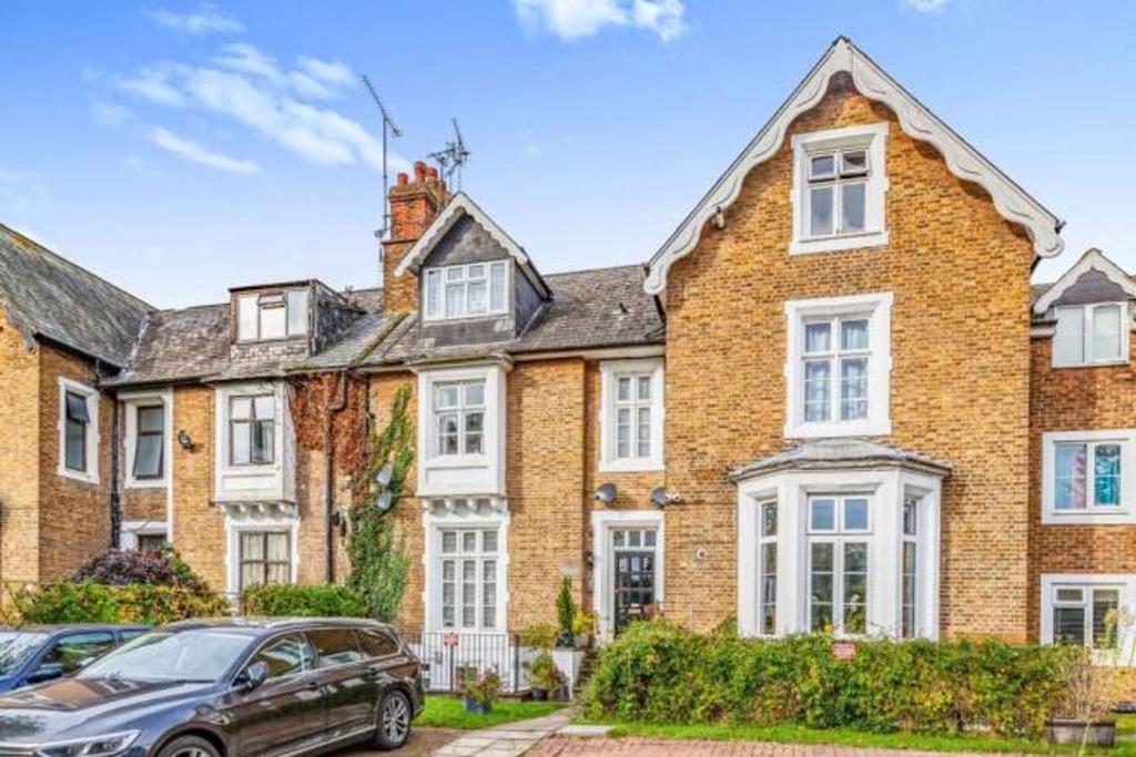 Upton Park, Slough, SL1 1 bed ground floor flat £200,000