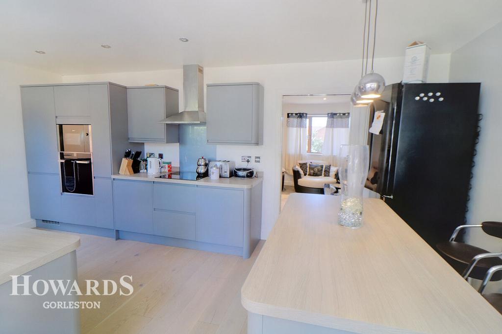 Potters Drive, Hopton 3 bed detached house £310,000