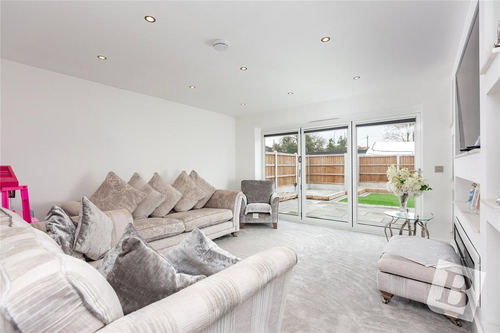 Lynfords Drive, Runwell, Wickford, Essex, SS11 3 bed detached bungalow