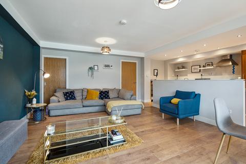 2/2, 2 Haggs Gate, Glasgow, G41 4BB