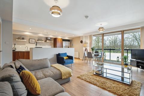 2/2, 2 Haggs Gate, Glasgow, G41 4BB