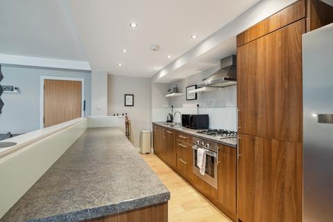 2/2, 2 Haggs Gate, Glasgow, G41 4BB