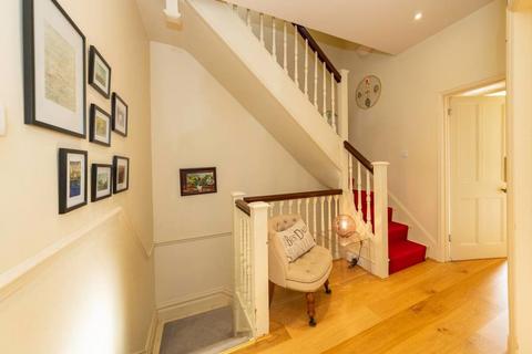 5 bedroom semi-detached house to rent, Manor Court Road, London