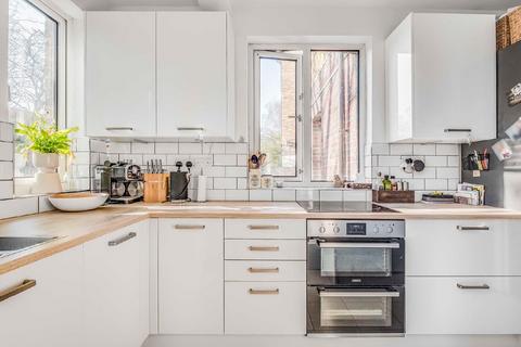 Flat 1, Lancaster House Brathway Road, London, SW18 4BD